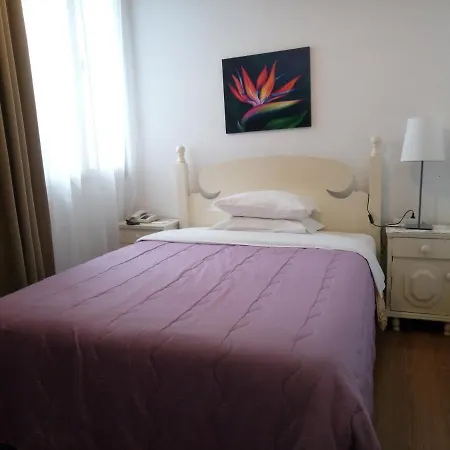 בית הארחה Pensao Residencial Teresinha 2*